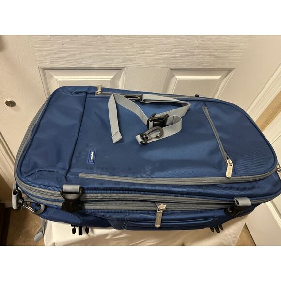 Amazon Basics Convertible Travel Backpack Carry-On Approx. 22x14x9 inches blue - Picture 8 of 14
